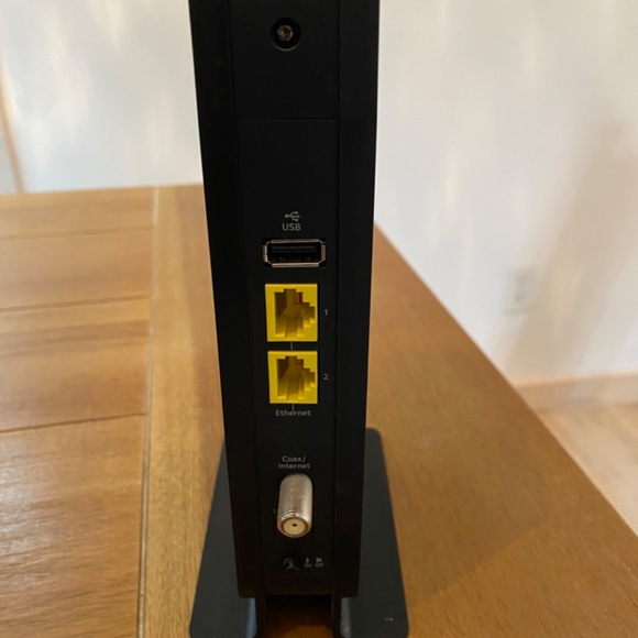Netgear N600 WiFi Cable Modem Router - Picture 2 of 4